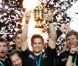 Richie McCaw brandit la coupe Webb Ellis lors de la finale de la Coupe du monde de rugby remportée par les All Blacks le 23 octobre 2011 à l'Eden Park d'Auckland