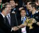 Richie McCaw brandit la coupe Webb Ellis lors de la finale de la Coupe du monde de rugby remportée par les All Blacks le 23 octobre 2011 à l'Eden Park d'Auckland