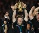 Richie McCaw brandit la coupe Webb Ellis lors de la finale de la Coupe du monde de rugby remportée par les All Blacks le 23 octobre 2011 à l'Eden Park d'Auckland