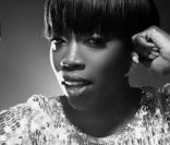 Estelle : Sexy et souriante, elle est Back To Love pour faire danser son public