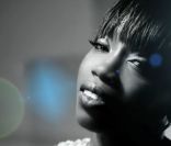 Estelle montre ses dents dans son clip de Back To Love