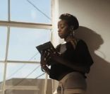 Estelle dans son clip de Back To Love