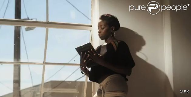 Estelle dans son clip de Back To Love