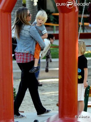La jolie Mira Sorvino et ses enfants Mattea, 6 ans et Hohnny, 5 ans et Holden, 2 ans au parc à Malibu le 6 octobre 2011