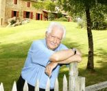 Pierre Bellemare devant sa propriété dans le Périgord, août 2010. 