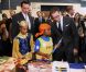 Avec les enfants, le courant passe toujours bien. Le prince Daniel de Suède s'est rendu à l'école élémentaire Miner de Washington le 26 octobre 2011, dans la cadre du Nordic Food Day vantant la gastronomie scandinave dans 120 établissements scolaires de la ville.