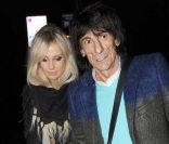 Ronnie Wood et sa nouvelle compagne Nicola Sargent, à Londres, le 27 octobre 2011.