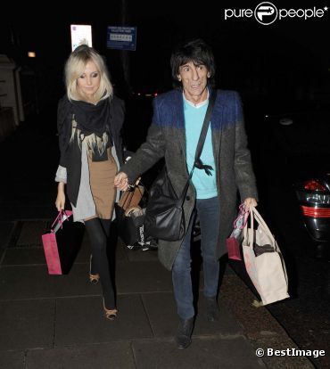 Ronnie Wood et sa nouvelle compagne Nicola Sargent, à Londres, le 27 octobre 2011.