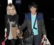 Ronnie Wood et sa jolie jeune blonde voient leur amie s'étaler