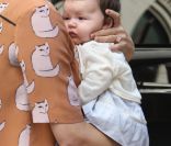 Harper dans les bras de sa maman pendant une séance shopping en septembre 2011 