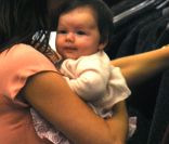 Harper dans les bras de sa maman pendant une séance shopping en septembre 2011 