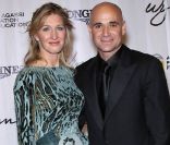Andre Agassi, soutenu comme toujours par sa femme Steffi Graf, donnait le 29 octobre 2011 au Wynn Resort de Las Vegas la 16e édition de son gala de bienfaisance Andre Agassi Grand Slam for Children. Cette édition 2011 a battu les records, levant plus de 20 millions de dollars de fonds.