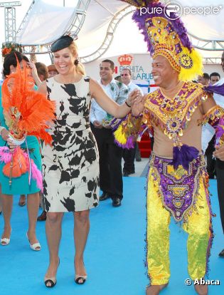 La princesse Maxima déchaînée au festival Fiesta Popular à Linear Park, Oranjestad, Aruba, le 28 octobre 2011. 
 La reine Beatrix, le prince Willem-Alexander et la princesse Maxima des Pays-Bas sont en visite dans les ex-Antilles néerlandaises du 28 octobre au 6 novembre 2011.