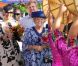 Les royaux néerlandais, la princesse Maxima en tête, ont participé avec beaucoup d'énergie, amusés, au festival Fiesta Popular à Linear Park, Oranjestad, Aruba, le 28 octobre 2011.
La reine Beatrix, le prince Willem-Alexander et la princesse Maxima des Pays-Bas sont en visite dans les ex-Antilles néerlandaises du 28 octobre au 6 novembre 2011.