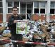 La directeur de la publication Charb devant les locaux incendiés de Charlie Hebdo , le 2 novembre 2011.
