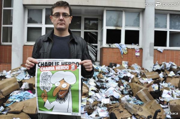 La directeur de la publication Charb devant les locaux incendiés de  Charlie Hebdo , le 2 novembre 2011.