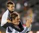 David Beckham et son fils Cruz le 16 octobre 2011 lors d'un match face aux Chivas USA au Home Depot Center de Los Angeles