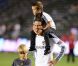 David Beckham et ses enfants Romeo et Cruz le 16 octobre 2011 lors d'un match face aux Chivas USA au Home Depot Center de Los Angeles