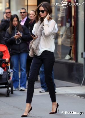 Miranda Kerr à New York sort de son hôtel pour se rendre aux essayages pour le défilé Victoria's Secret. Le 3 novembre 2011