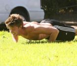 Patrick Schwarzenegger fait des pompes à Los Angeles le 5 novembre 2011