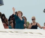Susan Boyle, arrivée vendredi 4 novembre en Australie, rencontre ses fans à l'occasion d'une mini-croisière dans la baie de Sydney, le 7 novembe 2011.