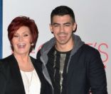 Sharon Osbourne et Joe Jonas lors de l\'annonce des mises en nominations en vue du gala 2012 des People\'s Choice Awards à Beverly Hills le 8 novembre 2011 <br />