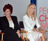 Sharon Osbourne et Julianne Hough lors de l\'annonce des mises en nominations en vue du gala 2012 des People\'s Choice Awards à Beverly Hills le 8 novembre 2011 <br />