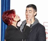 Sharon Osbourne et Joe Jonas lors de la conférence de presse au Paley Center for Media de Beverly Hills pour annoncer les nominations aux People Choice Awards 2012 le 8 novembre 2011