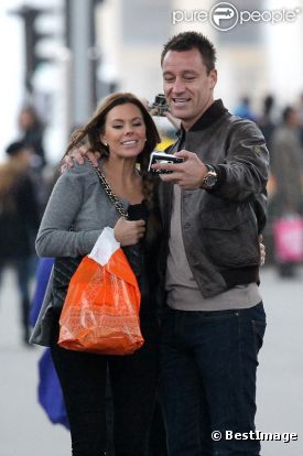 John Terry et sa femme Toni Poole joue les touristes au pied de la Tour Eiffel le 8 novembre à Paris