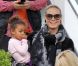 Heidi Klum, radieuse avec sa maman Erna et ses filles Lou et Leni, font du shopping à Los Angeles, le 12 novembre 2011.