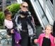 Heidi Klum, avec Erna, sa mère, et ses filles Lou et Leni, fait du shopping à Los Angeles, le 12 novembre 2011.