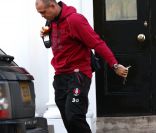 Mike Tindall, en partance pour Toulouse avec son club, quitte le domicile conjugal qu'il occupe avec sa femme Zara Phillips à Cheltenham dans le Gloucestershire, le 12 novembre 2011.