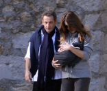 Nicolas et Carla Sarkozy et leur petite Giulia à La Lanterne, Versailles, le 31 octobre 2011.