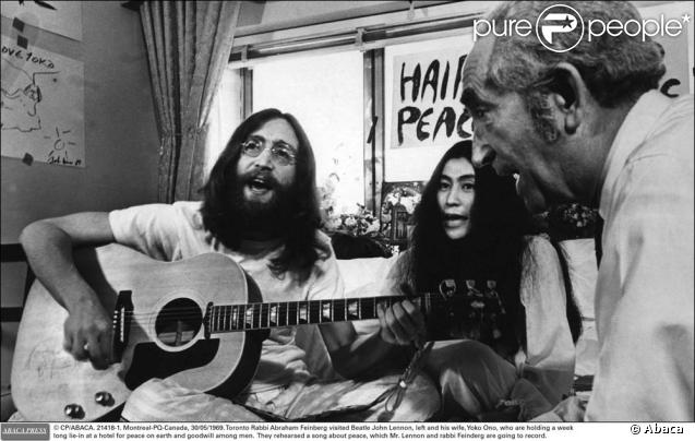 John Lennon et Yoko Ono organise un bed-in pour manifester contre la guerre du Vietnam, à Montréal, du 26 mai au 2 juin 1969.