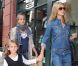 Heidi Klum et sa fille Leni (7 ans), en leader de bande à la sortie d'un magasin de cupcakes. Los Angeles, le 15 novembre 2011.