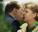 Campagne Unhate de Benetton avec Angela Merkel et Silvio Berlusconi, novembre 2011.
