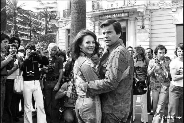 Natalie Wood et son mari Robert Wagner posent durant le festival de Cannes 1976