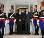 le directeur général de J.M. Weston Eric Vallat et le PDG du groupe EPI Christophe Descours, lors du cent vingtième anniversaire du chausseur français. Paris, le 17 novembre 2011.