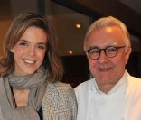 Julie Andrieu et Alain Ducasse lors de la finale du premier concours de cuisine amateur Tous en cuisine, à Paris, le 18 novembre 2011.