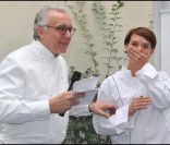 Alain Ducasse et la gagnate Fabienne Marginier lors du premier concours de cuisine amateur Tous en cuisine, à Paris, le 18 novembre 2011.