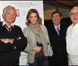 Laurent Boyer, Julie Andrieu, Jean-Pierre Foucault et Alain Ducasse lors de la finale du premier concours de cuisine amateur Tous en cuisine, à Paris, le 18 novembre 2011.