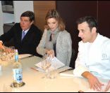 Julie Andrieu, Jean-Pierre Foucault et Christophe Saintagne lors de la finale du premier concours de cuisine amateur Tous en cuisine, à Paris, le 18 novembre 2011.