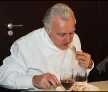 Alain Ducasse lors de la finale du premier concours de cuisine amateur Tous en cuisine, à Paris, le 18 novembre 2011.