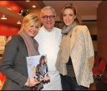 Flavie Flament, Alain Ducasse et Julie Andrieu lors de la finale du premier concours de cuisine amateur Tous en cuisine, à Paris, le 18 novembre 2011.