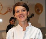 La gagnante Fabienne Marginier après la finale du premier concours de cuisine amateur Tous en cuisine, à Paris, le 18 novembre 2011.