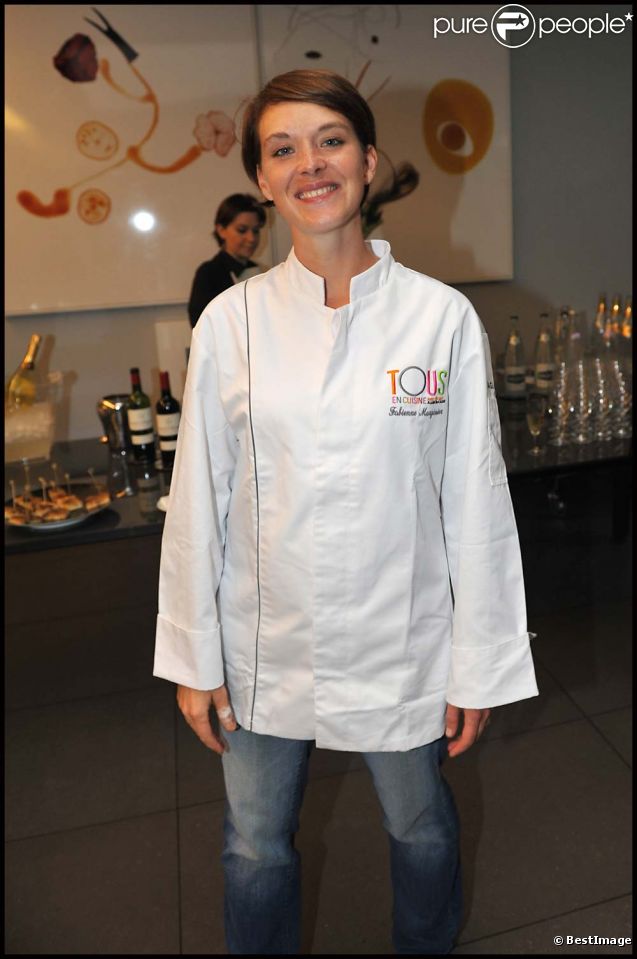 La gagnante Fabienne Marginier après la finale du premier concours de cuisine amateur Tous en cuisine, à Paris, le 18 novembre 2011.