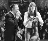 Jane Birkin et une otarie au Gala de l'Union des Artistes, en 1974.