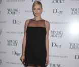 Charlize Theron, à New-York pour Young Adult, le 18 novembre 2011. L'actrice poirte une robe Dior, des sandales à talons de la collection Printemps 2012 ainsi qu'une minaudière en métal de la maison Christian Dior. 