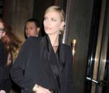 Charlize Theron avec un manteau Dior en forme de veste de smocking, le 18 novembre 2011