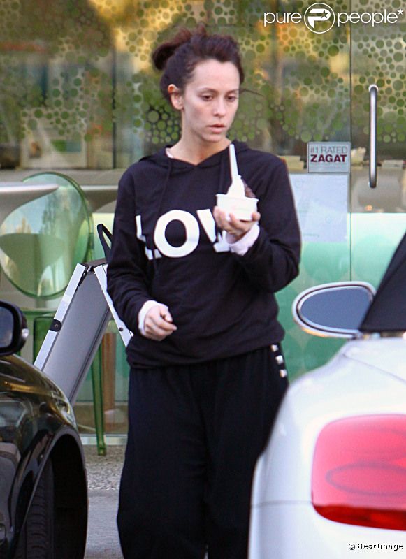 Jennifer Love Hewitt mange un yaourt, le 19 novembre 2011 à Los Angeles.